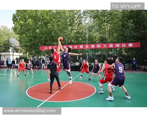 背带明星在篮球场上展现风采与激情的精彩瞬间